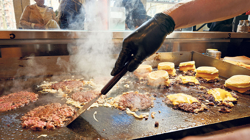 “Kitabıma koyacağım Hamburger America’yı seçmek için acaba kaç smash burger yemişimdir?” (Fotoğraf: Colin Clark/The New York Times)