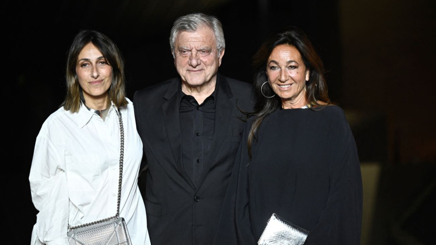 LVMH Moda Grubu'nun Fransız-Faslı CEO'su Sidney Toledano (ortada) açılış partisinde (Fotoğraf: JULIEN DE ROSA/AFP via Getty Images)