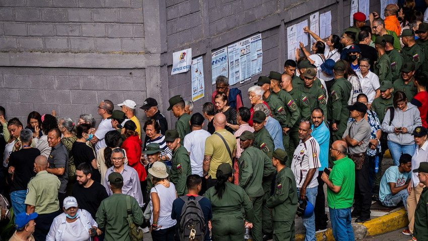 Venezuela'nın Caracas şehrinde oy vermek için kuyruğa giren insanlar (Fotoğraf: Marian Carrasquero/The New York Times)