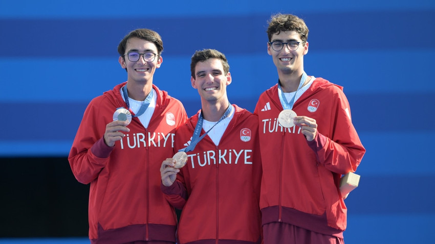 Paris 2024 Olimpiyat Oyunları'nda üçüncü olan Mete Gazoz, Muhammed Abdullah Yıldırmış ve Ulaş Berkim Tümer'den oluşan Klasik Yay Erkek Milli Takımı, madalyalarını aldı