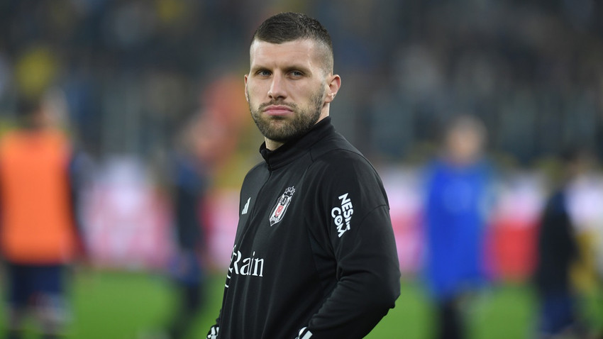 Beşiktaş'ta Rebic'in sözleşmesi feshedildi