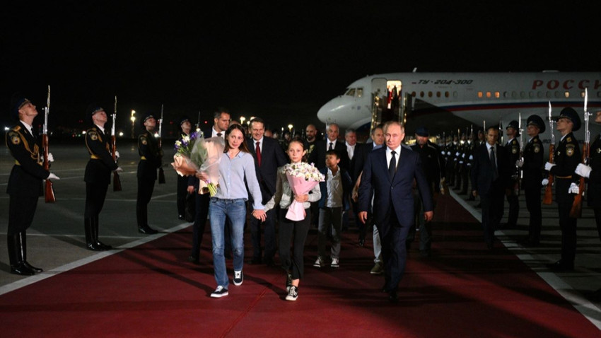 Rus lider Vladimir Putin, Moskova'ya gelen rehineleri karşıladı (AA)