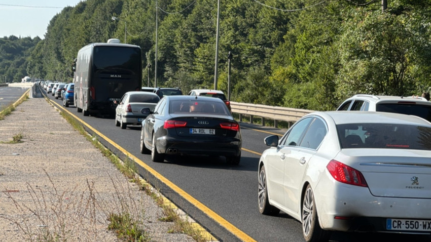 D-100 kara yolu Bolu Dağı geçişinde trafik kilitlendi