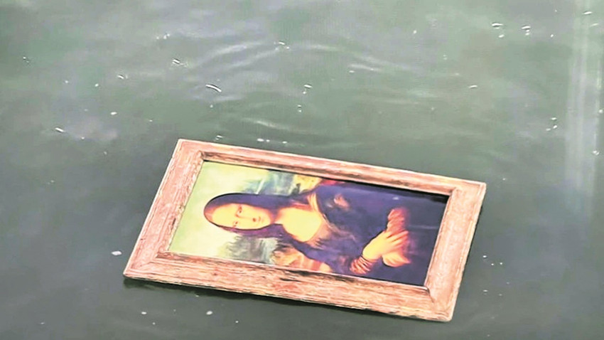 Mona Lisa tablosu Seine Nehri’nde yüzüyor.