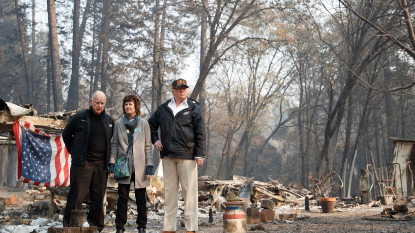 Donald Trump, Vali Jerry Brown ve Paradise Belediye Başkanı Jody Jones ile birlikte 17 Kasım 2018'de California'da orman yangını hasarını inceliyor. (Tom Brenner/The New York Times)