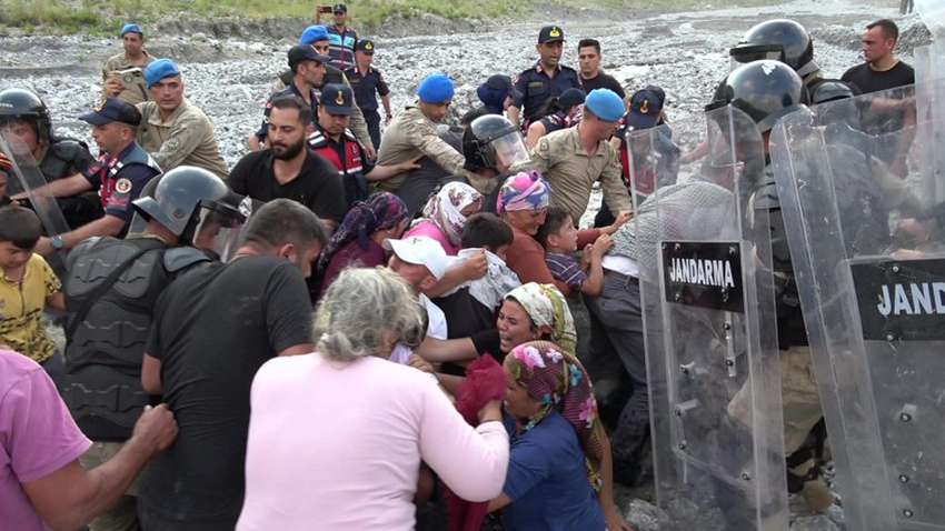 Fethiye'de HES protestosu yapan köylülere jandarma müdahalesi