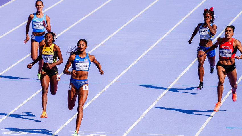 Gabby Thomas, 4 Ağustos 2024 tarihinde Fransa'nın Saint-Denis kentindeki Stade de France'da düzenlenen 2024 Yaz Olimpiyatları sırasında kadınlar 200 metrede altın madalya kazandı (Fotoğraf: Gabriela Bhaskar/The New York Times)