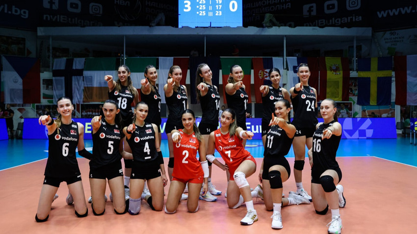 Gruptan namağlup lider çıktı: U20 Kadın Voleybol Milli Takımı, Avrupa Şampiyonası'nda yarı finalde