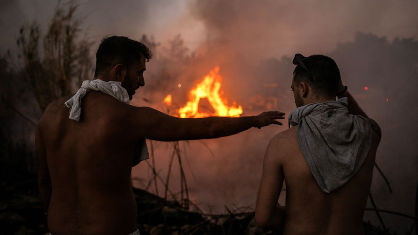 Gönüllüler Panteli'deki yangın söndürme çabalarına dahil oldu (ANGELOS TZORTZINIS/AFP via Getty Images)