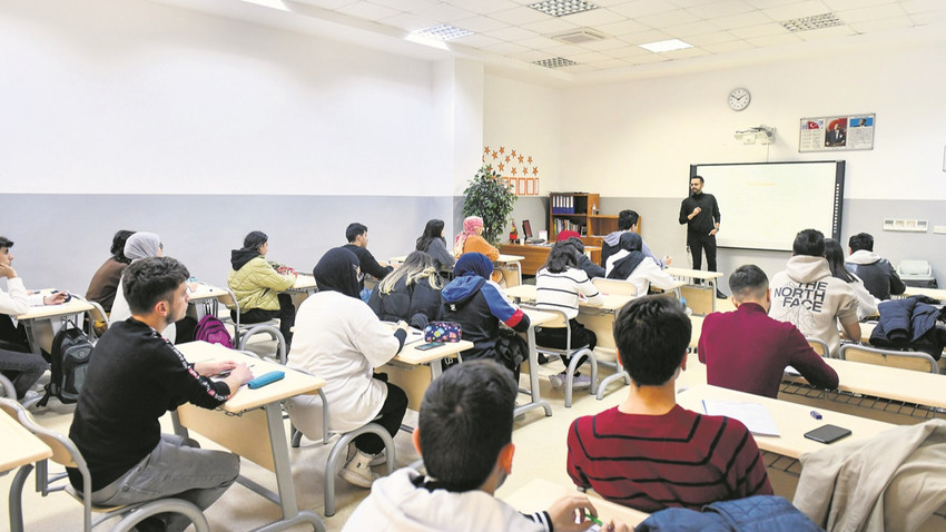 Sınava giren 3.5 milyon öğrencinin ancak 300 bini bilgi ve beceri düzeyi bakımından 4 yıllık bir programa katılım sağlayacak düzeyde
