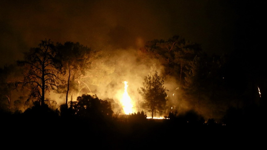 Muğla'nın Yatağan ve Ula ilçelerindeki ormanlık alanda çıkan yangınlara, havadan ve karadan müdahale sürüyor. (Fotoğraf: AA)