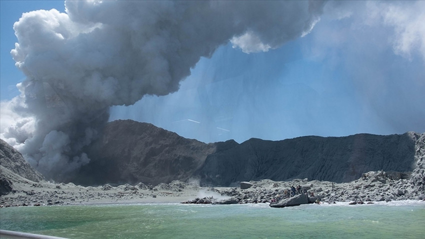 Whakaari yeniden faaliyete geçti, uçuşlar aksadı