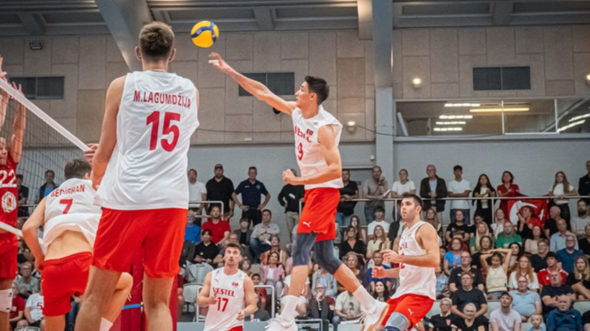 A Milli Erkek Voleybol Takımı Danimarka'ya 3-0 yenildi