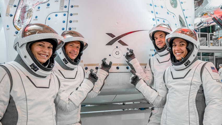 Polaris Dawn mürettebatının üyelerini uzay giysileri içinde gösteriyor. Soldan sağa Anna Menon, Scott Poteet, Jared Isaacman ve Sarah Gillis (Fotoğraf: New York Times aracılığıyla SpaceX)