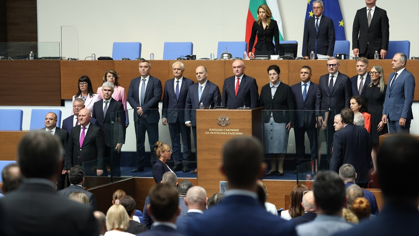 Bulgaristan'da geçici hükümet Parlamento'da yemin ederek göreve başladı