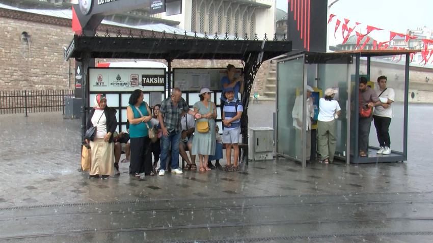 İstanbul'un sağanak etkili oluyor: İstiklal Caddesi göle döndü