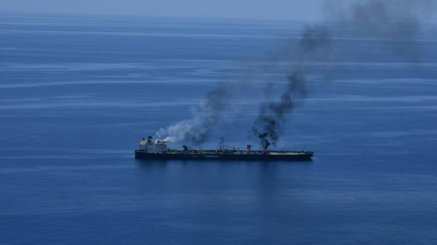 Çevre felaketi riski var: Kızıldeniz'de vurulan Yunan gemisi petrol sızdırıyor