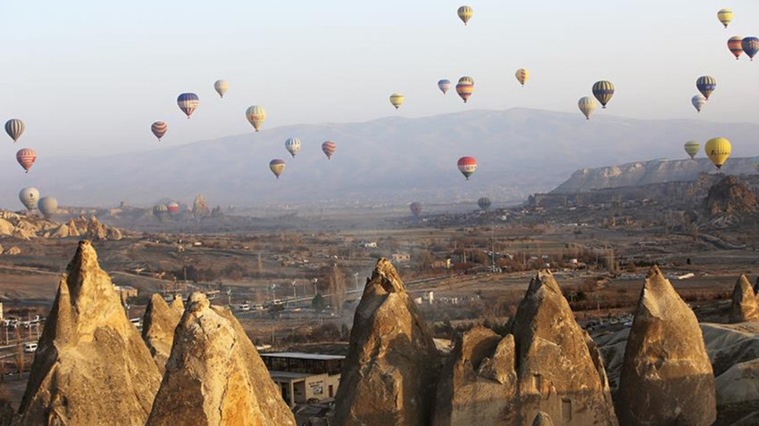 Kapadokya'da Güney Koreli kadın turistler Arnavut turistin çantasını çaldı