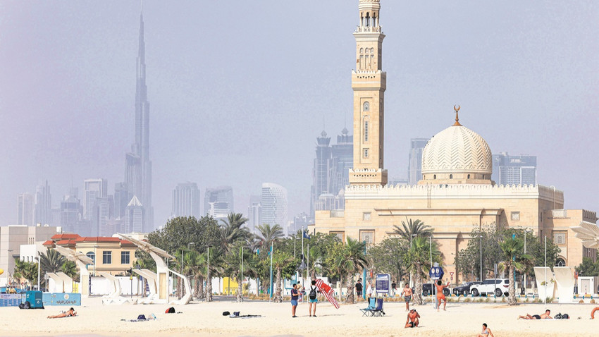 Dubai’deki El Manara Camisi önünde güneşlenen insanlar (Fotoğraf: Getty Images)