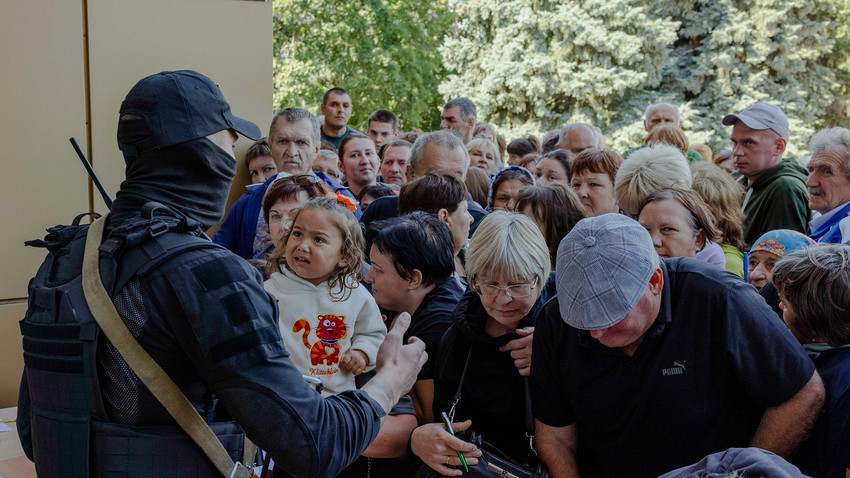 Kursk sınırından yerinden edilen Ruslar 14 Ağustos'ta insani yardım ve geçici barınma için kayıt yaptırıyorlar (Fotoğraf: Nanna Heitmann/The New York Times)