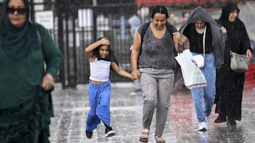 Meteoroloji'den kuvvetli yağış uyarısı: İstanbul'da gök gürültülü sağanak bekleniyor