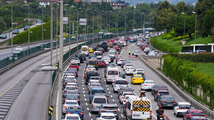 İstanbul trafiğinde okullarda uyum haftası ve haftanın ilk iş günü yoğunluğu