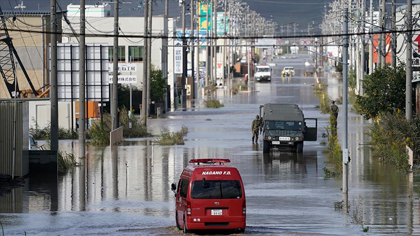 Tarihinin en sıcak yazını yaşayan Japonya’da şiddetli yağış alarmı