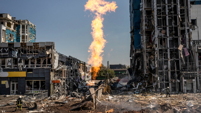 Ukraynalı yetkililerin 1 Eylül 2024 Pazar günü Kharkiv, Ukrayna'da Rus füze saldırısı olduğunu söylediği olayın ardından bir gaz borusunda meydana gelen patlamadan alevler yükseldi (David Guttenfelder/The New York Times)