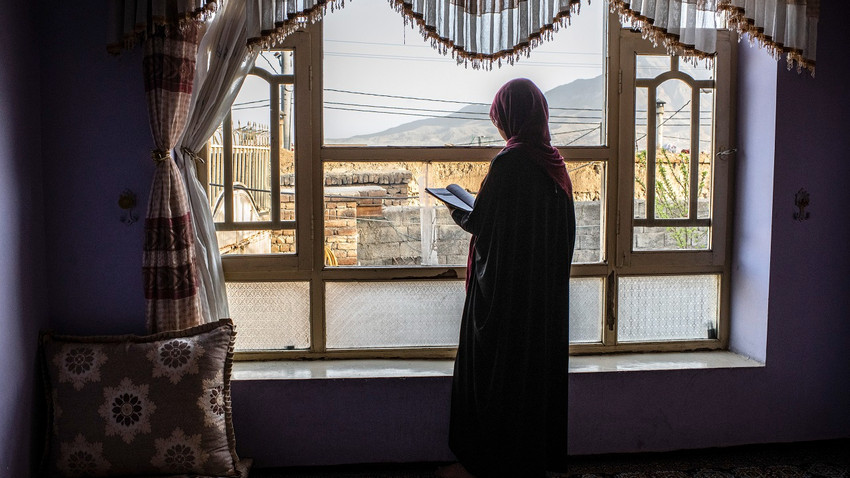 Bir kız lise öğrencisi 28 Mart 2022'de Afganistan'ın başkenti Kabil'deki evinde (Fotoğraf: Bryan Denton/The New York Times)