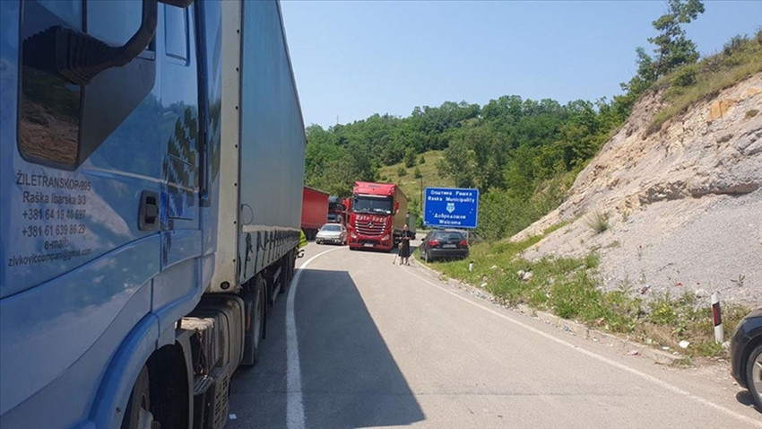 Sırbistan'ın Kosova ile sınır geçişlerinde yol kapatma eylemi