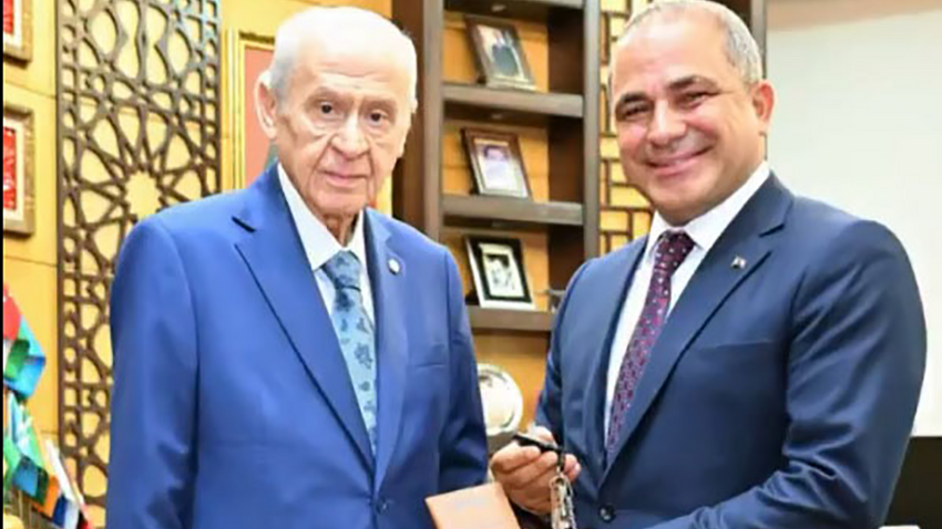 Bahçeli'den MYK üyesi Ali Uçak'a klasik araç hediyesi