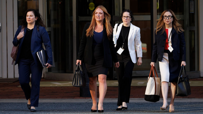 Google'ı temsil eden avukatlar Karen Dunn (sağdan ikinci) ve Jeannie Rhee (sağ), 9 Eylül 2024 (Fotoğraf: Tom Brenner/The New York Times)