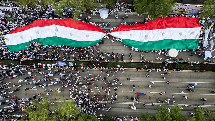 Meksika'da yargı reformu protestosu: Yüzlerce kişi Senato binasına girdi