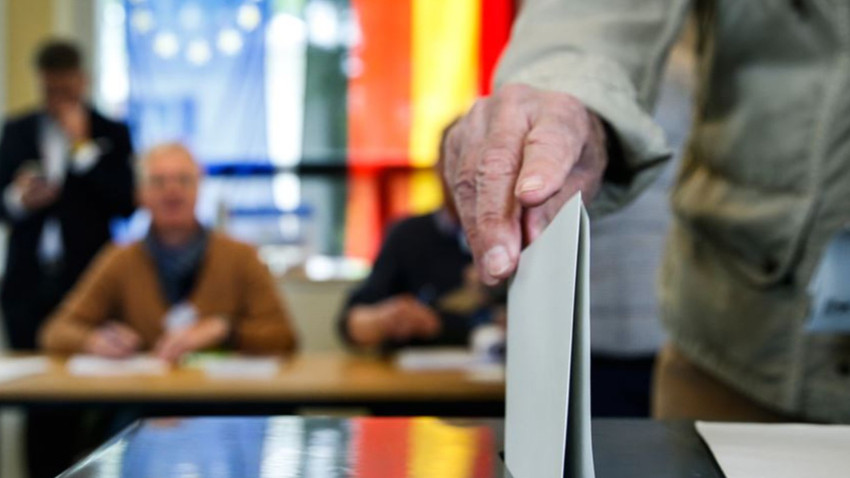 AfD Brandenburg eyaletinde kazanan ilk aşırı sağcı parti olma yolunda