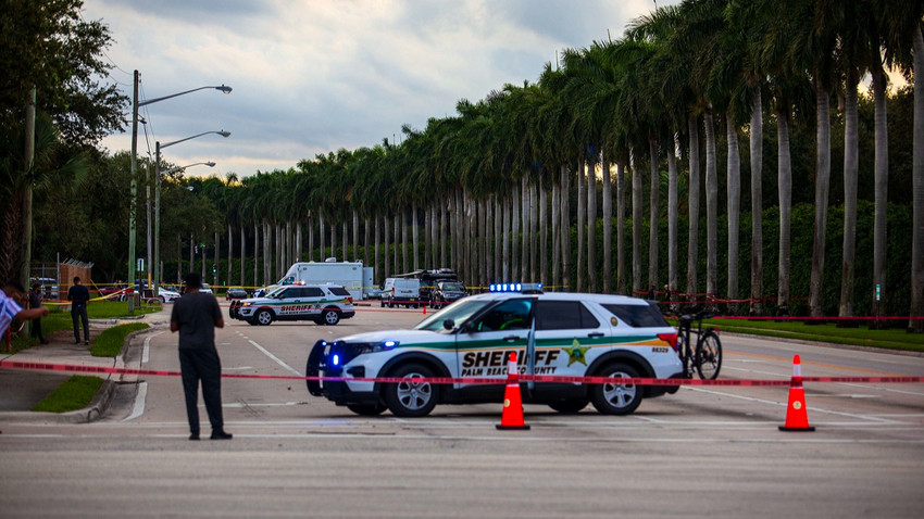 Polis, 15 Eylül'de Trump International Golf Club'ın önünde (Fotoğraf: Saul Martinez/The New York Times)