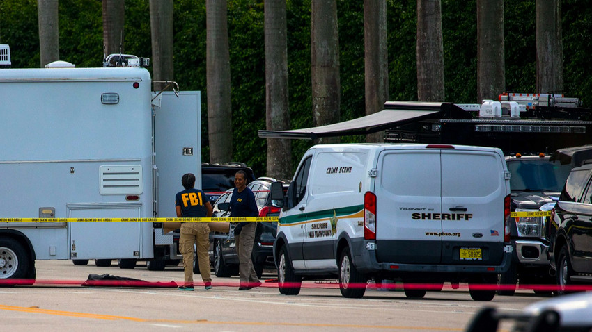 FBI ajanları Trump International Golf Club'ın önünde (Fotoğraf: Saul Martinez/The New York Times)