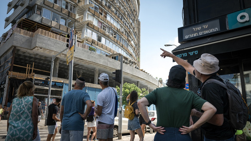 İsrail'in Tel-Aviv kentinde 19 Temmuz 2024 Cuma günü Husi insansız hava aracı saldırısı sonucu vurulan bir konut (Fotoğraf: Sergey Ponomarev/The New York Times)