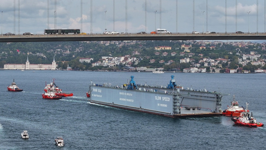 Yüzer havuz geçişi tamamlandı: Boğaz'daki gemi trafiği normale döndü