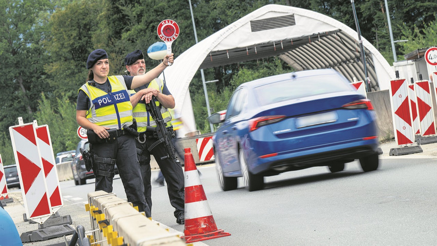 Salzburg (Avusturya) yakınlarındaki A8 otoyolunda Avusturya ile Almanya arasındaki sınır kapısında polis memurları sınır kontrolleri yapıyor (Fotoğraf: Getty Images)