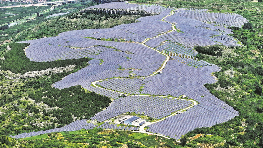 Çin’in Shandong eyaletine bağlı Tiankeng köyündeki çorak bir dağda kurulan binlerce güneş panelinden oluşan fotovoltaik güç istasyonu adeta bir nehir gibi görünüyor (Fotoğraf: Getty Images)