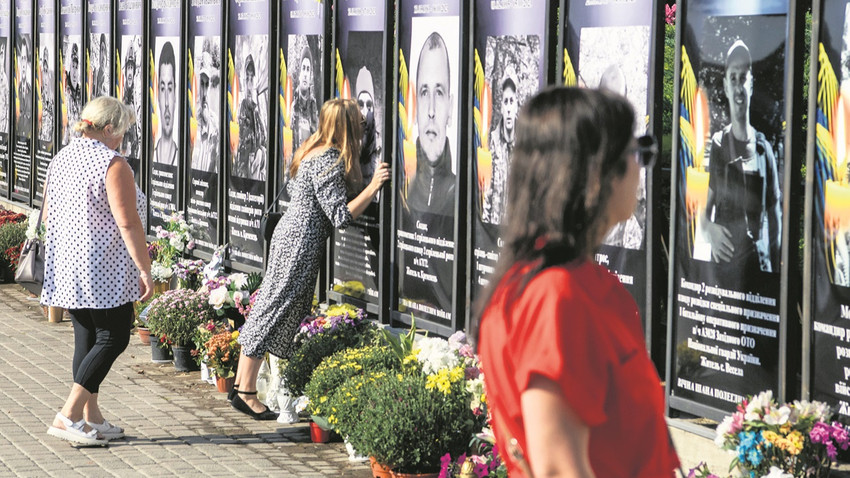 Ukraynalı bir kadın, Ukrayna’nın Ternopil Oblastı, Kremenets’teki Ukrayna Kahramanları Zafer Sokağı’nda Rusya ile savaşta ölen bir akrabasının portresini öpüyor (Fotoğraf: Getty Images)