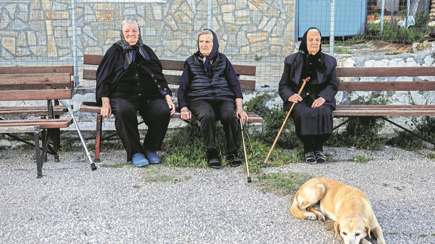 Ekonomist Nikkos Vettas, demografideki değişimin Yunanistan’ın emekli maaşı ve sağlık sistemlerine yapacağı baskıya dikkati çekti