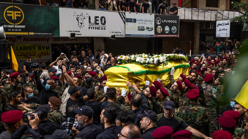 Hizbullah destekçileri, İsrail hava saldırısında öldürülen üst düzey Hizbullah komutanı İbrahim Akil'in tabutunu Beyrut'ta düzenlenen cenaze töreninde taşıdı, 22 Eylül Paazar (Diego Ibarra Sánchez/The New York Times)