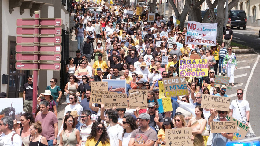 Kanarya Adaları halkının turist protestosu (Nisan 2024)