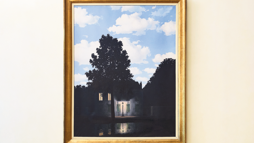 Ertegün’ün evinde, duvarda görülen eser: René Magritte (1898-1967) L’empire des lumières, 1954, tuval üzerine yağlı boya, 1.12 x 1.45 metre. Tahmini değeri 95 milyon doların üzerinde.