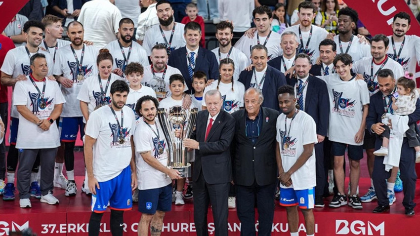 Cumhurbaşkanı Erdoğan Anadolu Efes'e şampiyonluk kupasını verdi