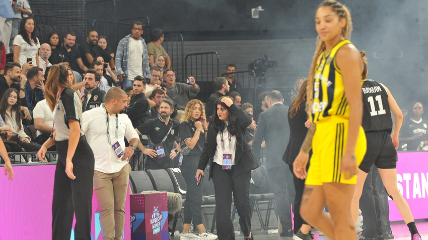 Sahaya torpil ve meşale atıldı: Fenerbahçe Opet-Beşiktaş maçı ertelendi