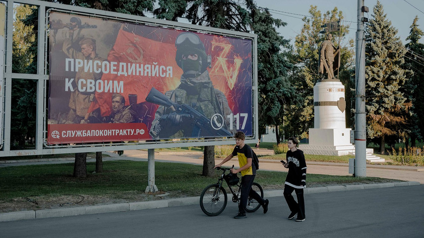 Rusya'nın Kursk şehrinde askere katılmaya çağıran bir reklam panosu, 14 Ağustos 2024 (Fotoğraf: Nanna Heitmann/The New York Times)