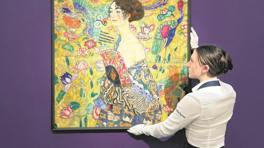 Gustav Klimt’in Yelpazeli Kadın tablosu geçen yıl Sotheby’s müzayedesinde 108.4 milyon dolara satılmıştı. Mathilde Bellenger Fotoğraf: Getty Images