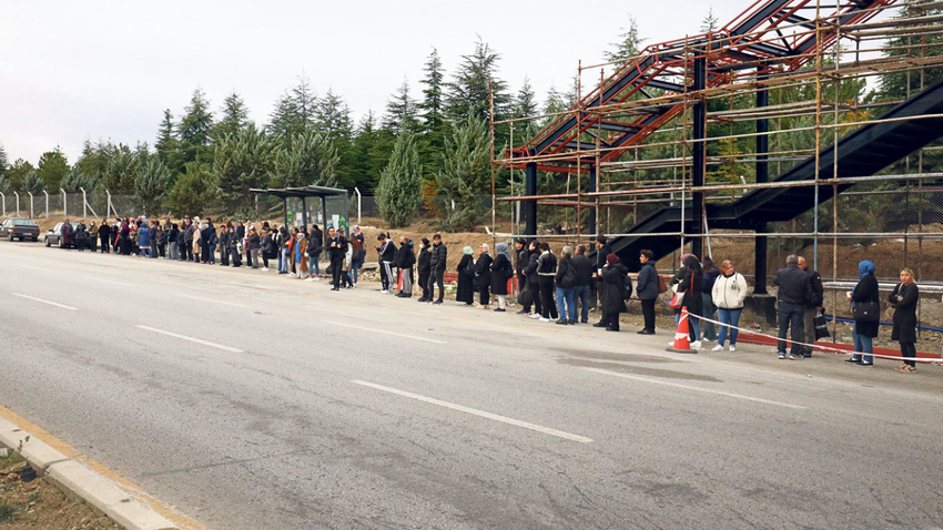 Beytepe Kampüsü’ne giden otobüslerin rotasında bulunan duraklarda her sabah yüzlerce kişilik kuyruklar oluşuyor. Fotoğraf: Efekan Akyüz